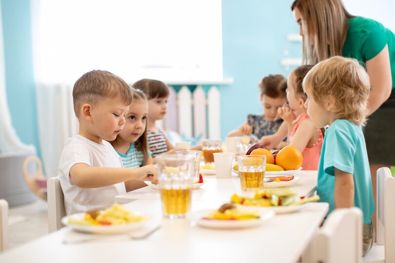 Az óvodások gyümölcsöt esznek
