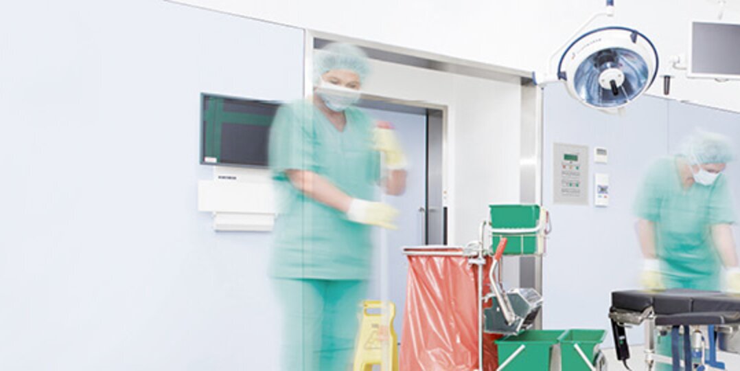 A takarítók sterilizálják a műtőt
