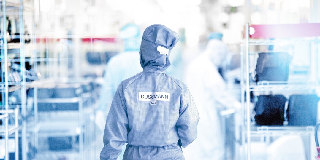 Nő a Dussmanntól steril védőruhában